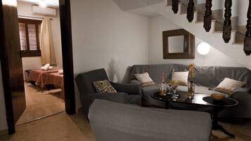 Standard Room, Multiple Bedrooms (Sefranda Guesthouse Ensuite Room 3) | Living area