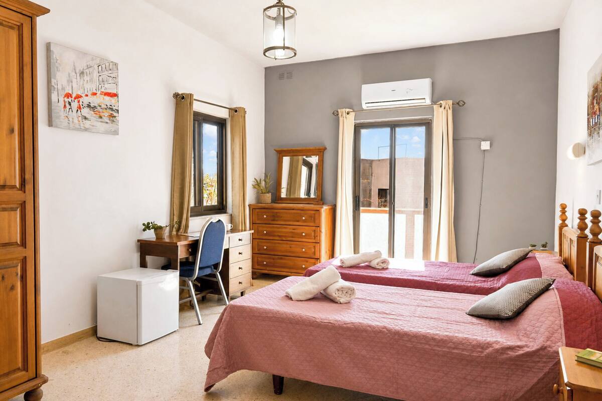 Habitación estándar, 1 habitación, balcón (Sefranda Near St.Julian's Ensuite) | 1 dormitorio y wifi
