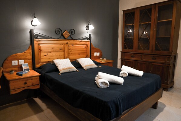 1 habitación, tabla de planchar con plancha, wifi gratis y ropa de cama 