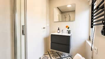Een douche, een haardroger, handdoeken, zeep