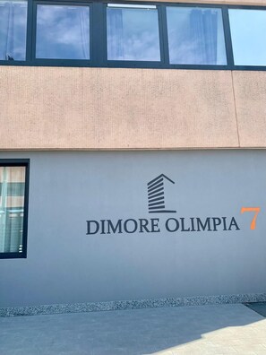 Exterior detail - "Mylo's Home" Boutique apartment at 20 min. Duomo, Prada Foundation, IEO (Milano)