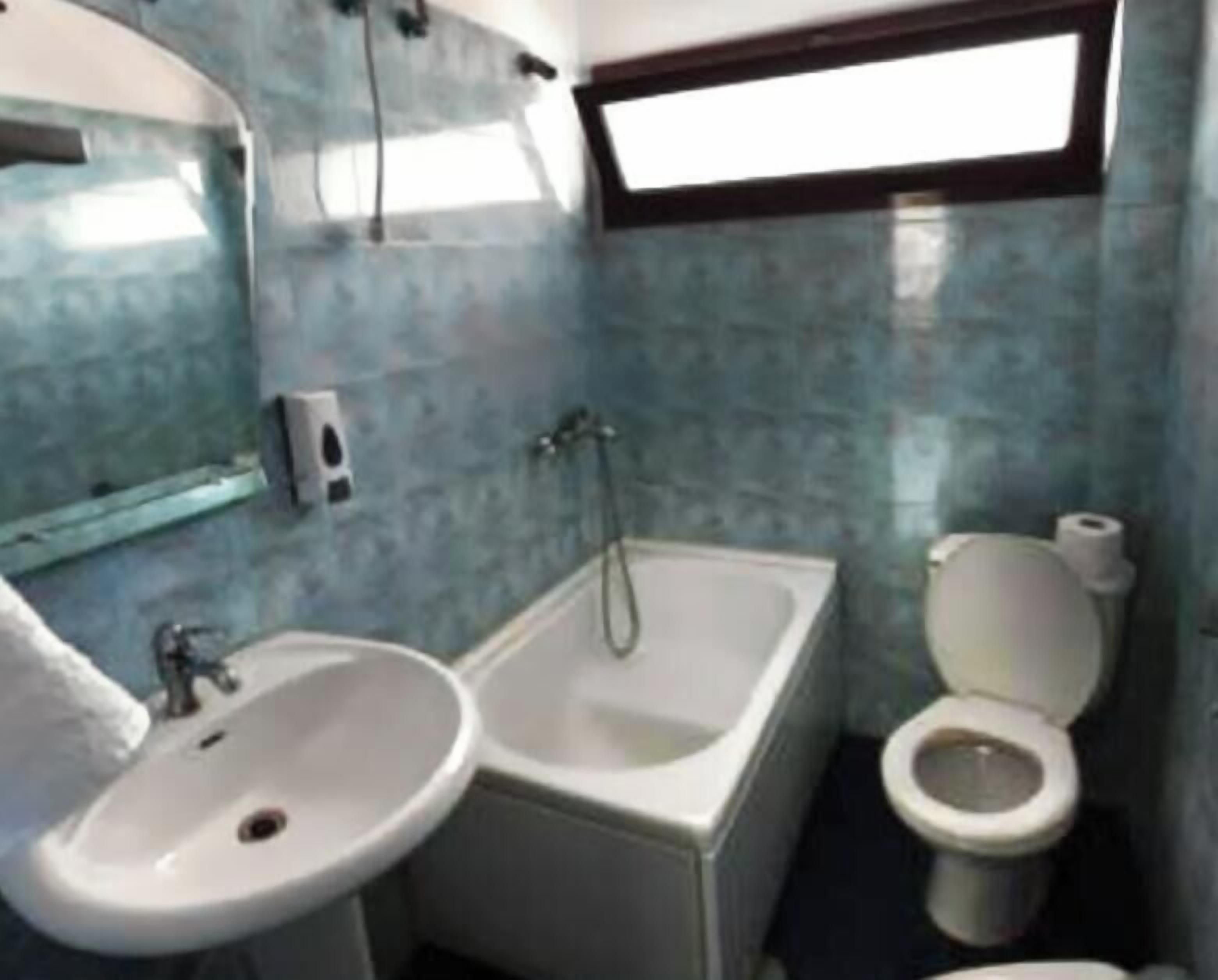 Baignoire, serviettes fournies, papier toilette