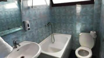 Baignoire, serviettes fournies, papier toilette