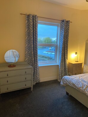 2 bedrooms, iron/ironing board, free WiFi, bed sheets - Cosy Town Centre 2 Bed House close to M6 and Town Park. (Stafford)