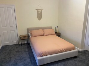 2 bedrooms, iron/ironing board, free WiFi, bed sheets - Cosy Town Centre 2 Bed House close to M6 and Town Park. (Stafford)