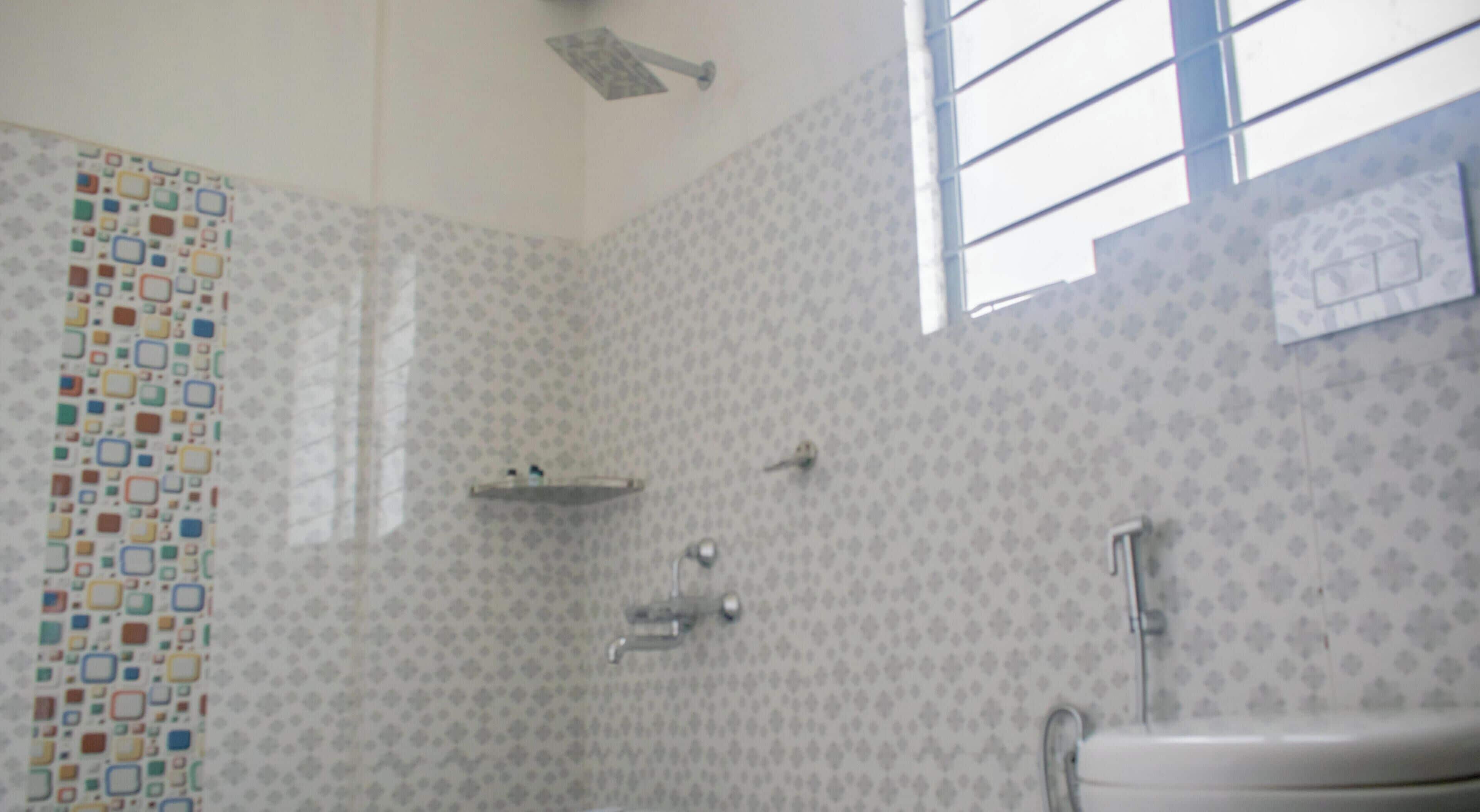 Deluxe kamer, 1 kingsize bed, uitzicht op stad | Badkamer | Een douche, gratis toiletartikelen, handdoeken, zeep