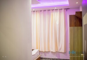 Chambre Standard, 1 très grand lit | Fer et planche à repasser, accès au Wi-Fi (inclus), literie fournie