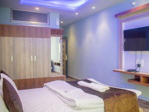 Chambre Deluxe, 1 très grand lit, vue sur la ville | Fer et planche à repasser, accès au Wi-Fi (inclus), literie fournie