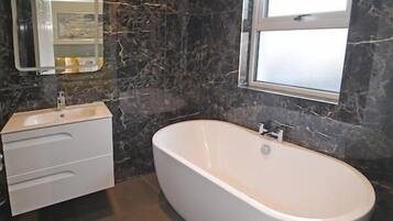 Deluxe Double Room | Bathroom