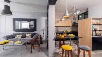 Loft, 2 chambres | Salle Ă manger