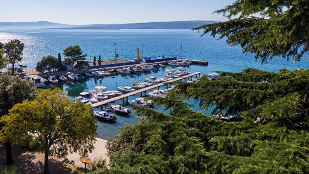 A marina with boats docked, surrounded by trees and a clear view of the water. - Modern, fully equipped studio in a top location (Crikvenica)