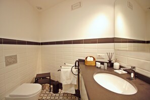 Dusche, Haartrockner, Bidet, Handtücher