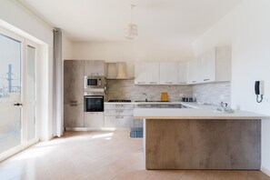 Réfrigérateur, four, plaque de cuisson, lave-vaisselle