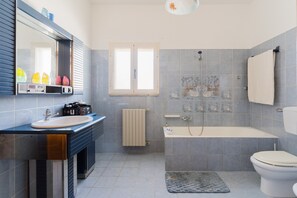 Shower, towels - Holiday Home 'Antonella' with Balcony and Air Conditioning (Taurisano)