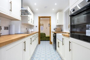 Private kitchen - Tranquil Stoke-on-trent 4bed, 2 Bath, Parking (Stoke-on-Trent)