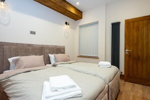 4 bedrooms, iron/ironing board, free WiFi, bed sheets - Tranquil Stoke-on-trent 4bed, 2 Bath, Parking (Stoke-on-Trent)