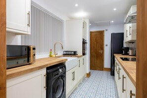 Private kitchen - Tranquil Stoke-on-trent 4bed, 2 Bath, Parking (Stoke-on-Trent)