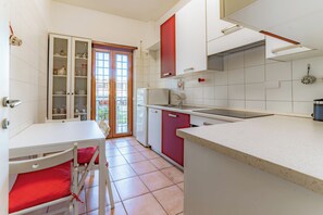 Lakás | Privát konyha | Hűtőszekrény, sütő, főzőlap és mosogatógép