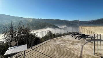 Comfort-Doppelzimmer, Hügelblick | Speisen im Freien