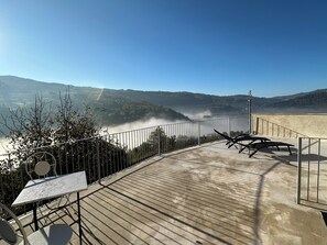 컴포트 더블룸, 언덕 전망 | 야외 식당