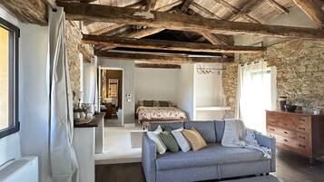 Suite Deluxe, vue cour intérieure | Coin séjour