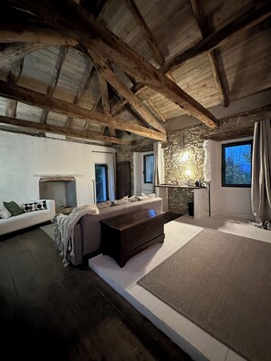 Suite Deluxe, vista al patio | Área de sala de estar