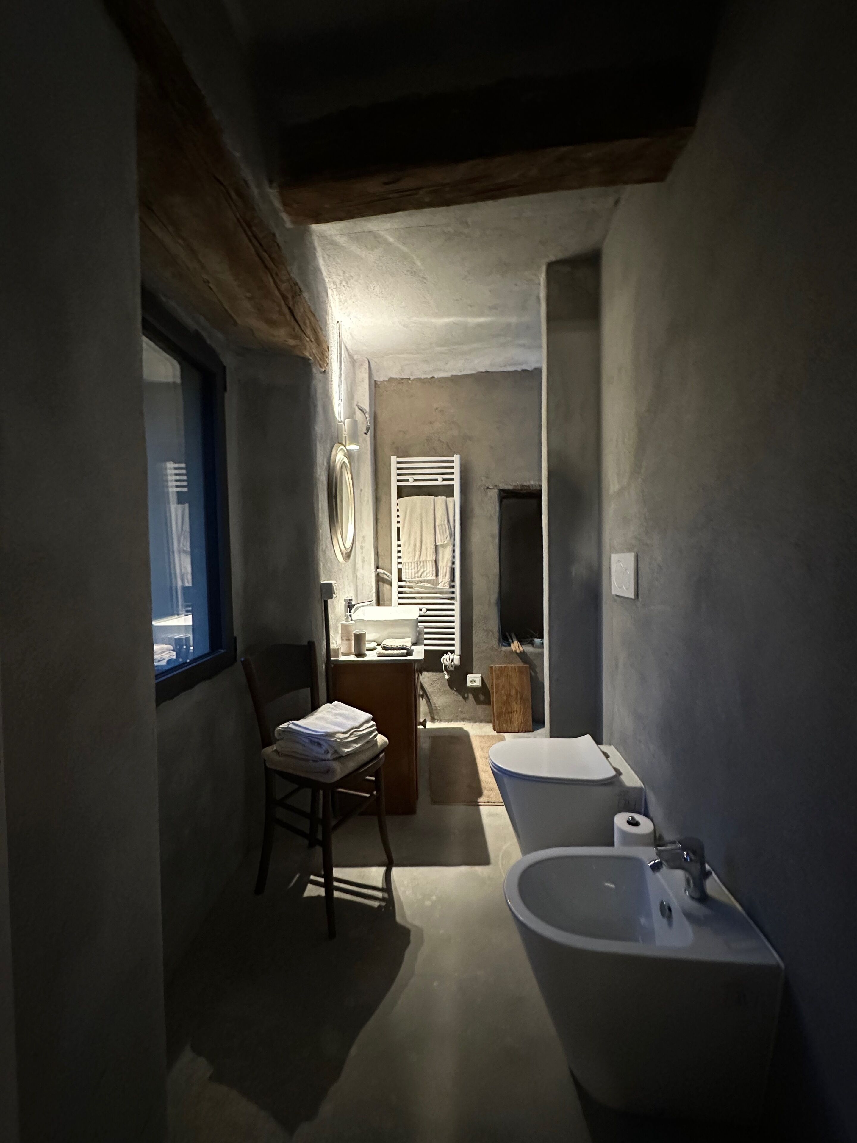 Deluxe Suite, Courtyard View | Bathroom | Free toiletries, toilet paper