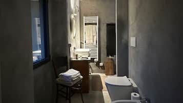 Suite Deluks, pemandangan halaman | Kamar mandi | Perlengkapan mandi gratis dan tisu toilet