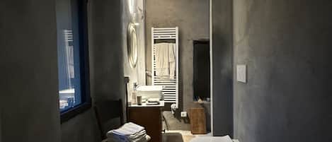 Suite Deluxe, vista cortile | Bagno | Set di cortesia gratuito, carta igienica