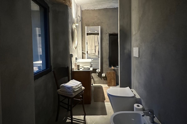 Deluxe Suite, Courtyard View | Bathroom | Free toiletries, toilet paper