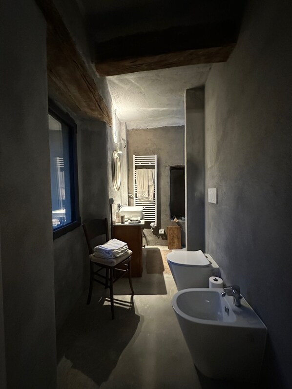 Deluxe-Suite, Blick auf den Innenhof | Badezimmer