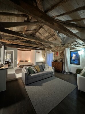 Deluxe Suite, Courtyard View | Interior - CA JURZOT (Gorzegno)
