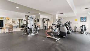 A gym with various exercise equipment, including treadmills and weight machines. - Overlook Paradise Scenic Stay (Branson)