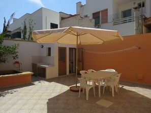 Outdoor dining - Holiday Home 'Casa '719'' with Private Terrace and Private Garden (Lido Marini)