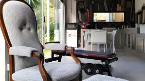 Un intérieur moderne avec une grande fenêtre, un plafond en bois et un coin repas.
