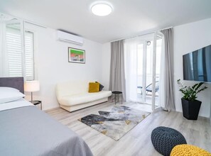 อพาร์ทเมนท์ (One Bedroom Apartment with Balcony) | ห้องนั่งเล่น