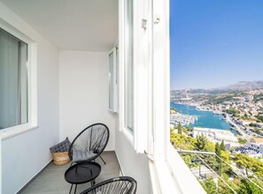 อพาร์ทเมนท์ (One Bedroom Apartment with Balcony) | ระเบียง