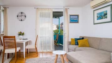 Apartment (One Bedroom Apartment with Balcony) | Wohnzimmer | 32-Zoll-Flachbildfernseher mit Digitalempfang