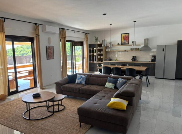 Villa (Four bedroom villa with pool) | Salle de séjour