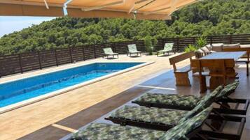 Villa (Four bedroom villa with pool) | Kolam renang terbuka | Kolam renang terbuka bermusim, kerusi lepak pantai