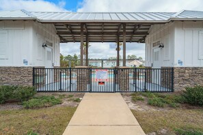 Exterior - Shadow Lake Retreat Quick Drive to Beach, Quiet Neighborhood (Panama City Beach)
