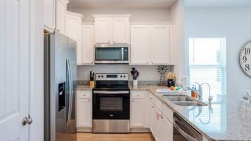 House, Multiple Beds, Patio, Garden View (Shadow Lake Retreat) | Private kitchen