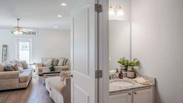 House, Multiple Beds, Patio, Garden View (Shadow Lake Retreat) | Interior