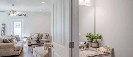 Maison, plusieurs lits, patio, vue jardin (Shadow Lake Retreat) | Intérieur