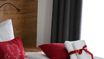 Habitación estándar con 1 cama matrimonial o 2 individuales, patio, vista a la montaña (Mugo)