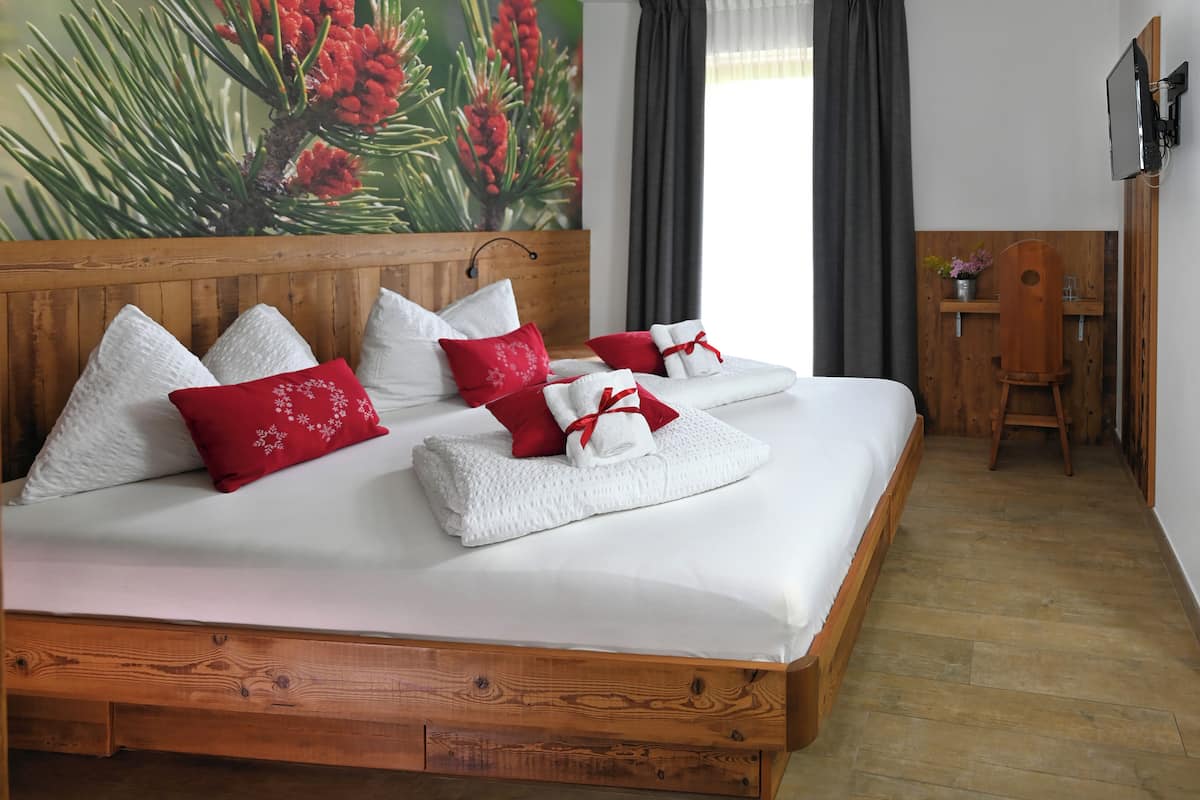 Standard Double or Twin Room, Patio, Mountain View (Mugo)