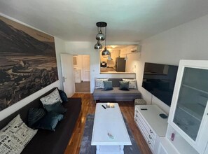 Departamento (Ston Heritage Apartment with City vie) | Sala de estar | Televisión de pantalla plana de 32 pulgadas con canales vía satélite 