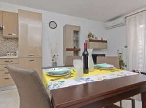 Apartment (One Bedroom Apartment with Balcony) | Wohnzimmer