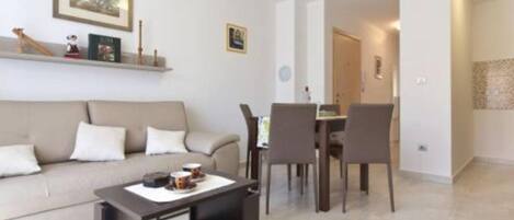 アパートメント (One Bedroom Apartment with Balcony) | リビングルーム