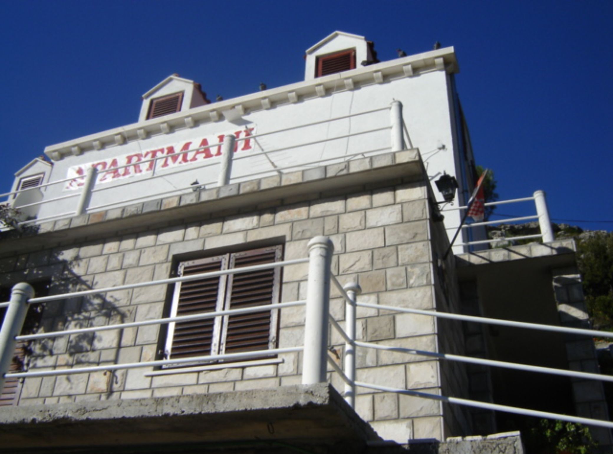 A building with a sign that reads 'PARTMAIR'.